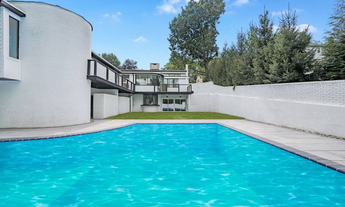 West Orange Casa | Luxury 6BR Contemporary Retreat with Pool, Gym & Dual Balconies – Near NYC