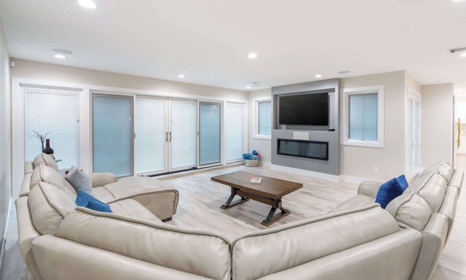 Old Bethpage Casa | Luxury 6BR House with Pool & Outdoor BBQ