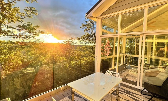 Hidden Valley Casa | Luxury 7-bdr Mountain Top Home w/HotTub & GameRoom & Fireplace- Few Steps to SKI