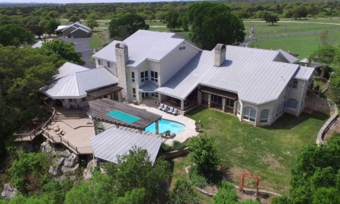 Boerne Cabina | Luxury 7 bedroom-8 bath 10,000+ SF Ranch Lodge in Texas Hill Country -16 guests