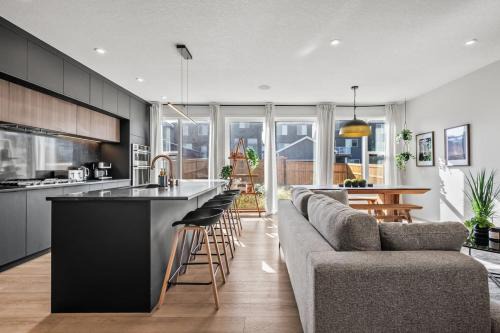 Calgary Casa | Luxury 7 Bedroom House with Karaoke Sound System and 100 Inch Projector