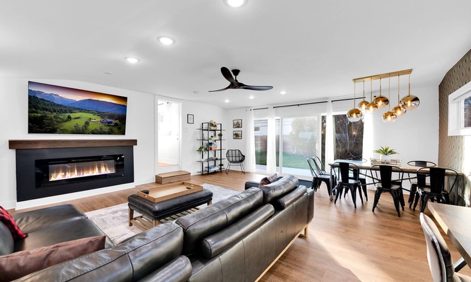 Royal Oak Casa | ★LUXURY★ 75' TV Game Room w Pergola, BBQ & Firepit in Quiet Royal Oak Suburbs