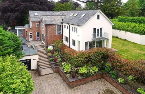 Alderley Edge Casa | Luxury 8- bed Mansion in Prestigious Alderley Edge