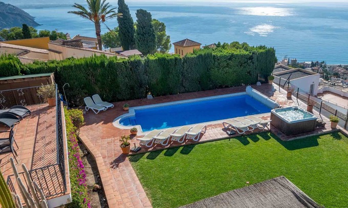 Velilla-Taramay Villa | Villa de lujo de 8 dormitorios y 5 baños con impresionantes vistas y piscina y jardines privados