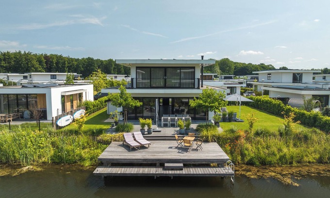 Zeewolde Casa | Luxury 8 person villa on the water with private jetty. Including 2 SUPs, barbecue and wood stove. Enjoy the spacious garden on the southwest and the beautiful wooded and watery surroundings!