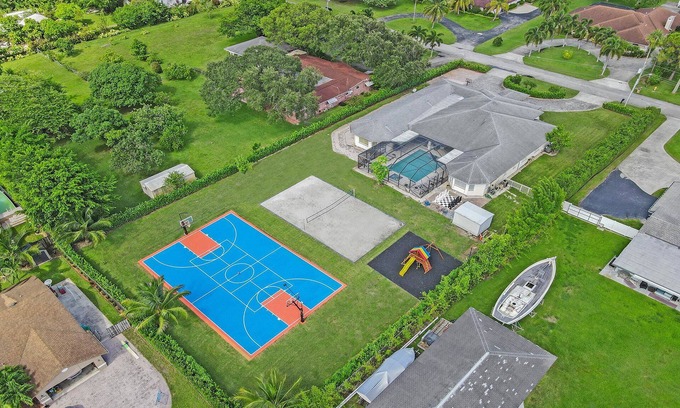 Davie Casa | Luxury 8BR Estate w/ POOL & Gameroom - 24 Guests