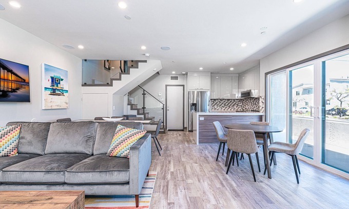 West Newport Condominio | Luxury 8BR Retreat with AC | Modern Upgrades | 2 Oversized Rooftop Decks!