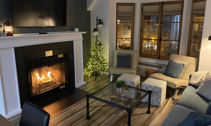 Mont-Tremblant Pedestrian Village Condominio | Luxury 900 sft 2BR Condo, 💗 Action, Pool, Hot Tub, Beach Access, Indoor Parking