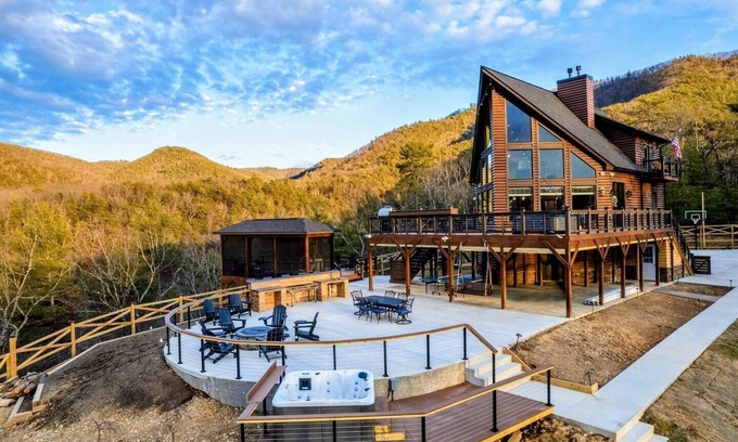 Milam Cabina | Luxury A Frame 5BR Hot Tub & Mountain Views