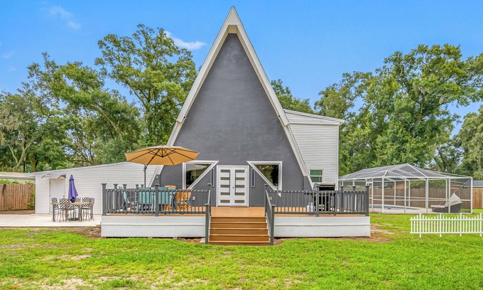 Thonotosassa Casa | Luxury A-Frame Escape: 6BR, 4BA, Pool, Pickleball, Cinema & Ultimate Relaxation!