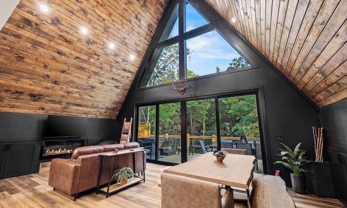 Omaha Casa | Luxury A-Frame*Hot-tub*Firepit