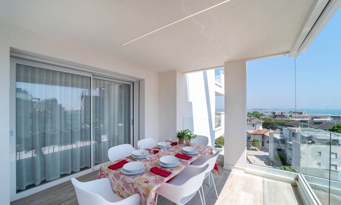 Lignano Sabbiadoro Apartamento | Alojamiento de lujo con vistas panorámicas a la laguna y al mar.