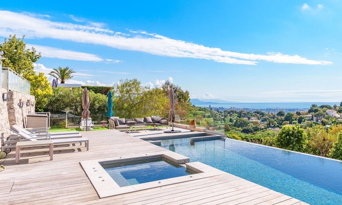 Vallauris Apartamento | Luxury apartment with panoramic sea view in a villa high above Cannes