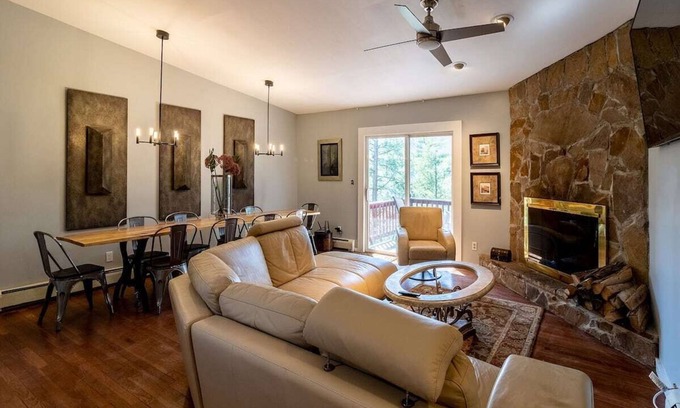 Chestertown Condominio | Luxury Adirondack getaway with 4 private ensuites