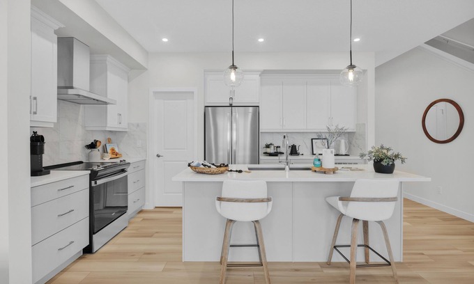 West Edmonton Casa | Luxury | Air Conditioning | 5 Star Stay | Garage Parking | Sleeps 7