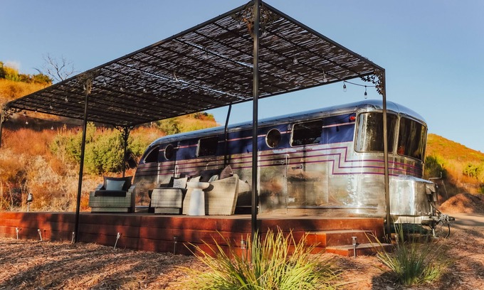 Malibu Alquiler De RV | Luxury Airstream in Malibu - Queen Bee at Free2Bee