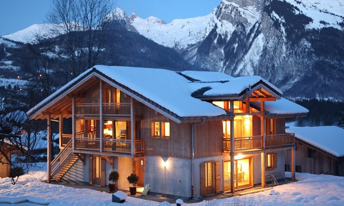 Morillon Chalet De Esquí | "Luxury Alpine Chalet with Hot Tub, Pool, Sauna & Stunning Mountain Views"