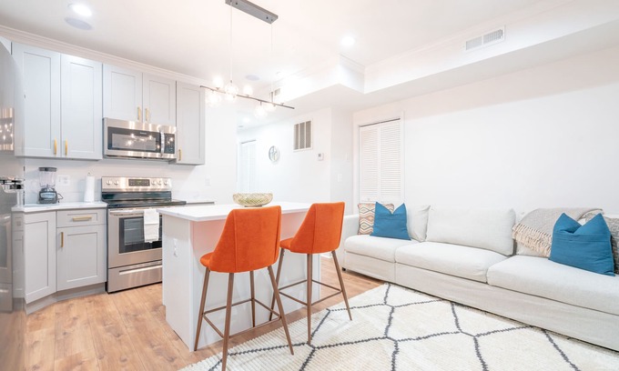 Trinidad Apartamento | Luxury and Bright Remodeled Suite! Close to dwntn, airport & restaurants. Quiet!