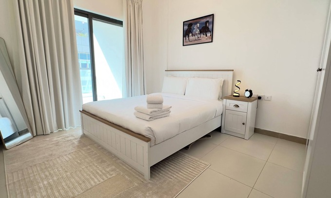 Dubai Apartamento | Luxury and Cozy 1-BHK W/ Huge Balconies, Pool & Gym near Silicon Central Mall