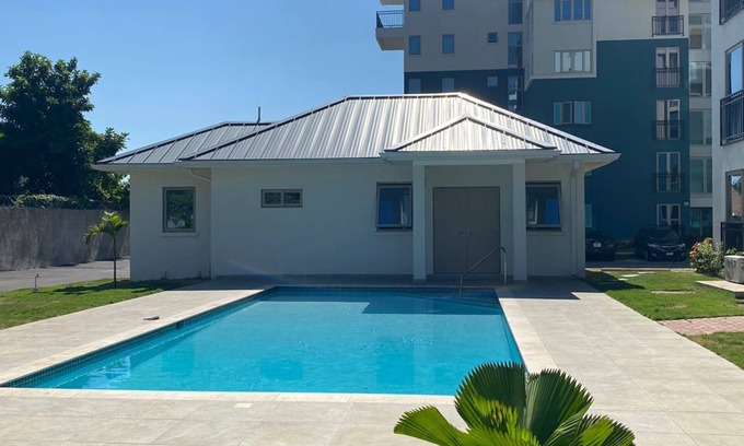 Eden Gardens Apartamento | 1BR Peaceful Stay; w/Pool & Free Parking+ Near Beach