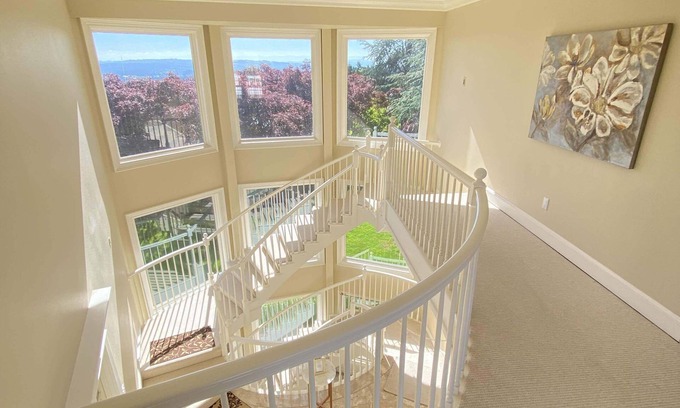 Far West Casa | Luxury and Cozy Villa in the Vineyard (Pet Friendly!)