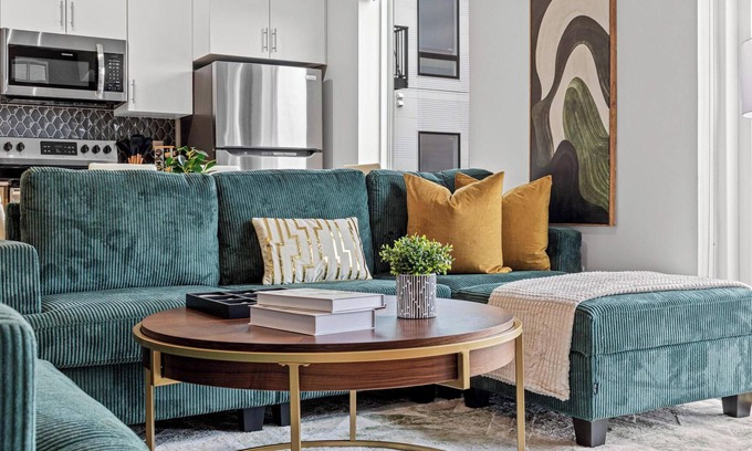 Uptown Apartamento | Luxury and Modern 2BD/2BA condo in Trendy Uptown w Free WiFi, Gym, Patio & View!