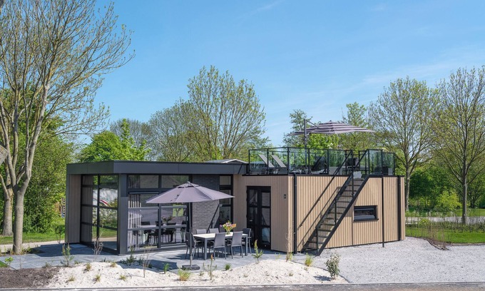 Workum Casa | Luxury and space for 6 people: this villa has three bedrooms, two bathrooms, and a sunny roof patio to relax.