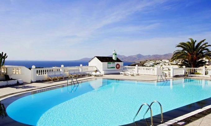 Puerto del Carmen Apartamento | Apartamento de lujo, gran terraza privada, TV completa del Reino Unido, WiFi, piscina impecable.