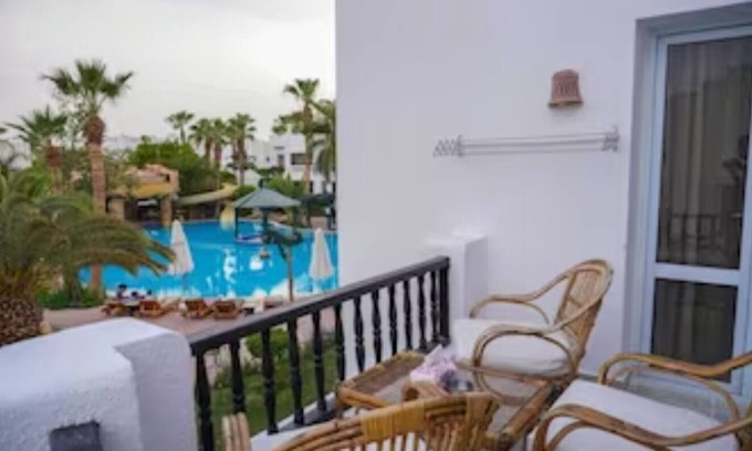 El Hadaba Apartamento | Luxury apartment with pool view