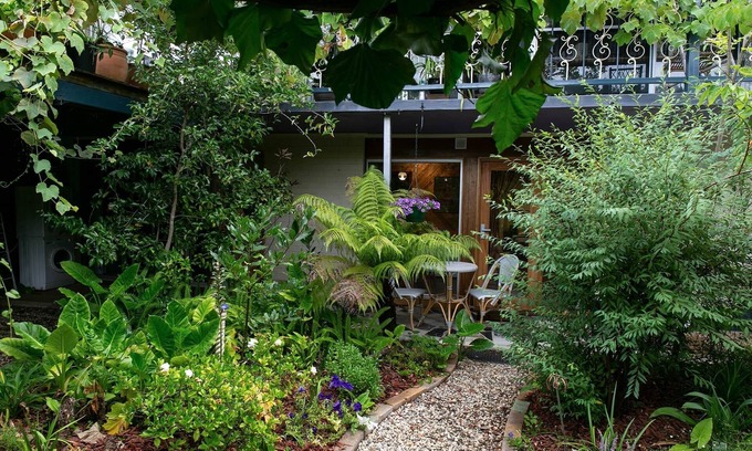 Tawonga South Apartamento | Luxury Apartment-Private Gardens & Mountain Views