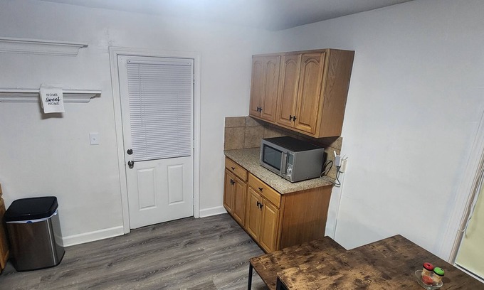 Cove - East Side - Shippan Apartamento | Luxury Apartment in Downtown Stamford With Deck. Minutes to the beach!