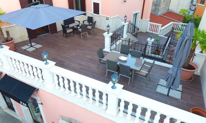 City Center Cama Y Desayuno | ¡Apartamento de lujo en el exquisito Bed & Breakfast Villa Hasi en el centro de la ciudad!