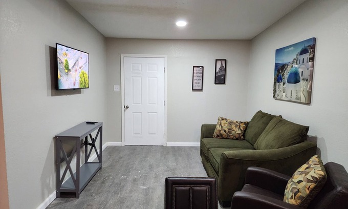 Biggs Field Apartamento | Luxury Apartment Unit 8
