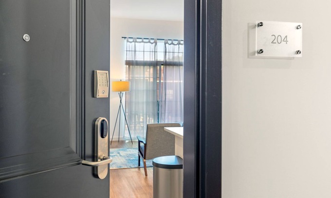 Central Northside Apartamento | Luxury Apartment With Balcony Near Stadiums and Downtown