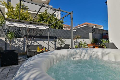 Trogir Apartamento | luxury apartment with garden jacuzzi and wellness