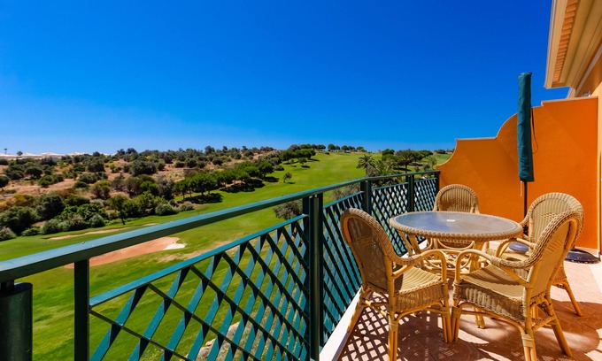 Atalaia Apartamento | Apartamento de lujo con vistas panorámicas: spa y gimnasio gratuitos, WiFi y servicio de limpieza diario.