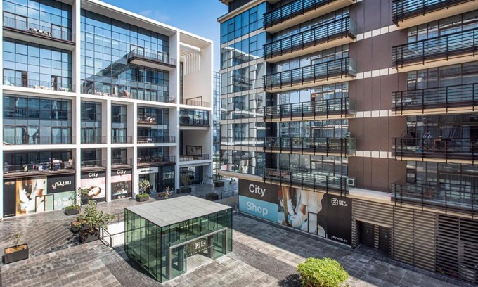 Al Wasl Apartamento | Luxury Apartment with Pool, Patio & Gym in City Walk By ĀYA Boutique