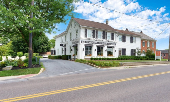 Ephrata Apartamento | Luxury Apartments at Brownstown Unit 6: A Cozy & Inviting 1 Bedroom+Office Suite