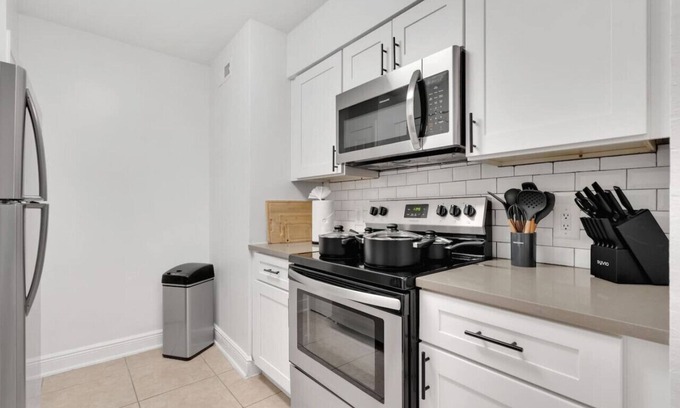 SoHo Apartamento | Luxury apt 2 blocks from bayshore with pool / Gym
