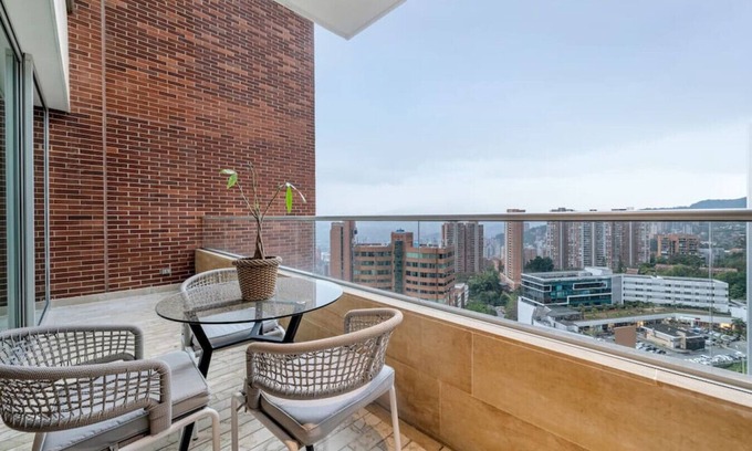 Los Naranjos Apartamento | Luxury apt El Tesoro with AC and city view