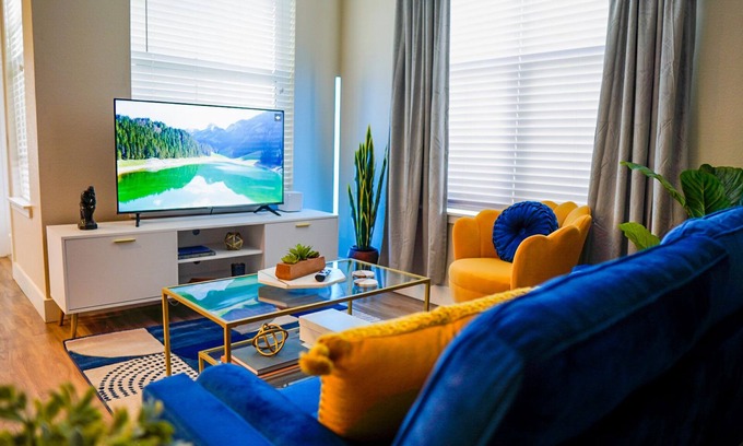 Highland Apartamento | Luxury Apt in Denver w/ King Bed + Private Garage