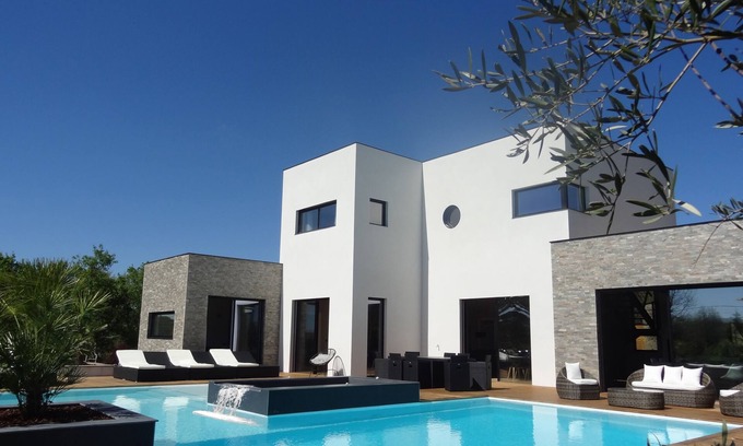 Cahors Villa | LUJOSA VILLA DE ARQUITECTO en paz con una gran piscina orientada al SUR