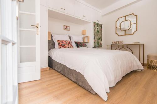 Grenelle Apartamento | Luxury Art Deco Elegant Escape by Eiffel Tower