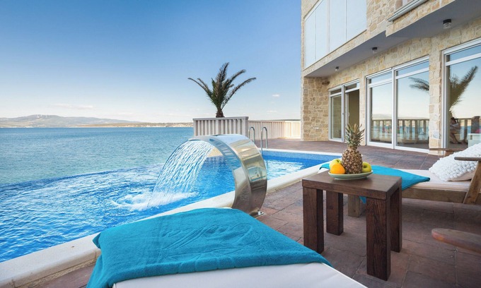Municipality of Posedarje Villa | Lujo en Villa Cama: ¡el alquiler de vacaciones de sus sueños!
