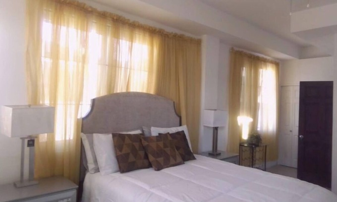 Barbican Apartamento | Luxury awaits. This three bed room unit is located in the upscale neighborhood
