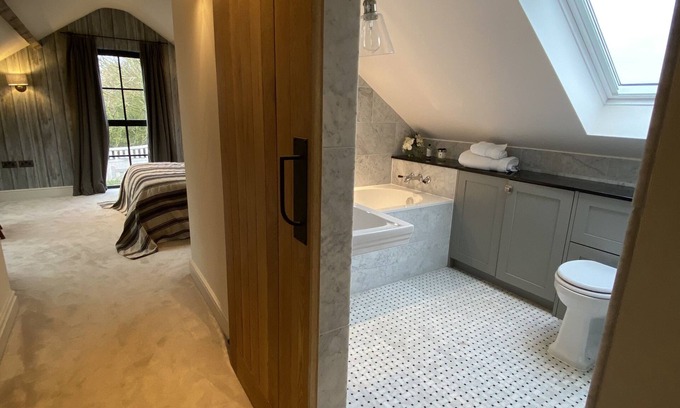 Riseley Casa | Luxury barn - 3 bed, 3 bath with stunning garden & new hot-tub