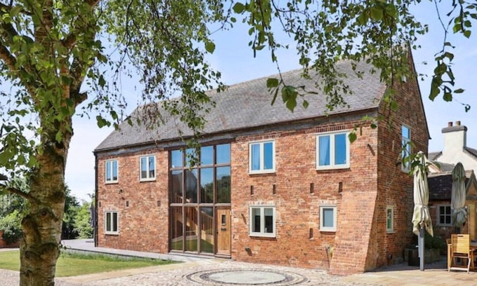 Gotham Cabaña | Luxury barn conversion with hot tub (sleeps 10)