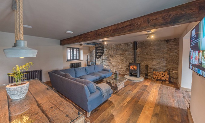 Staveley Cabaña | Luxury barn, newly renovated with river views