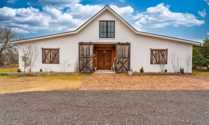 Kyle Cabina | Luxury Barnhouse with 🔥HEATED🔥 Pool
