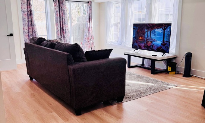Nauck Casa | Luxury Basement: 2 QueenBeds with PrivateBath and Nonsmoking